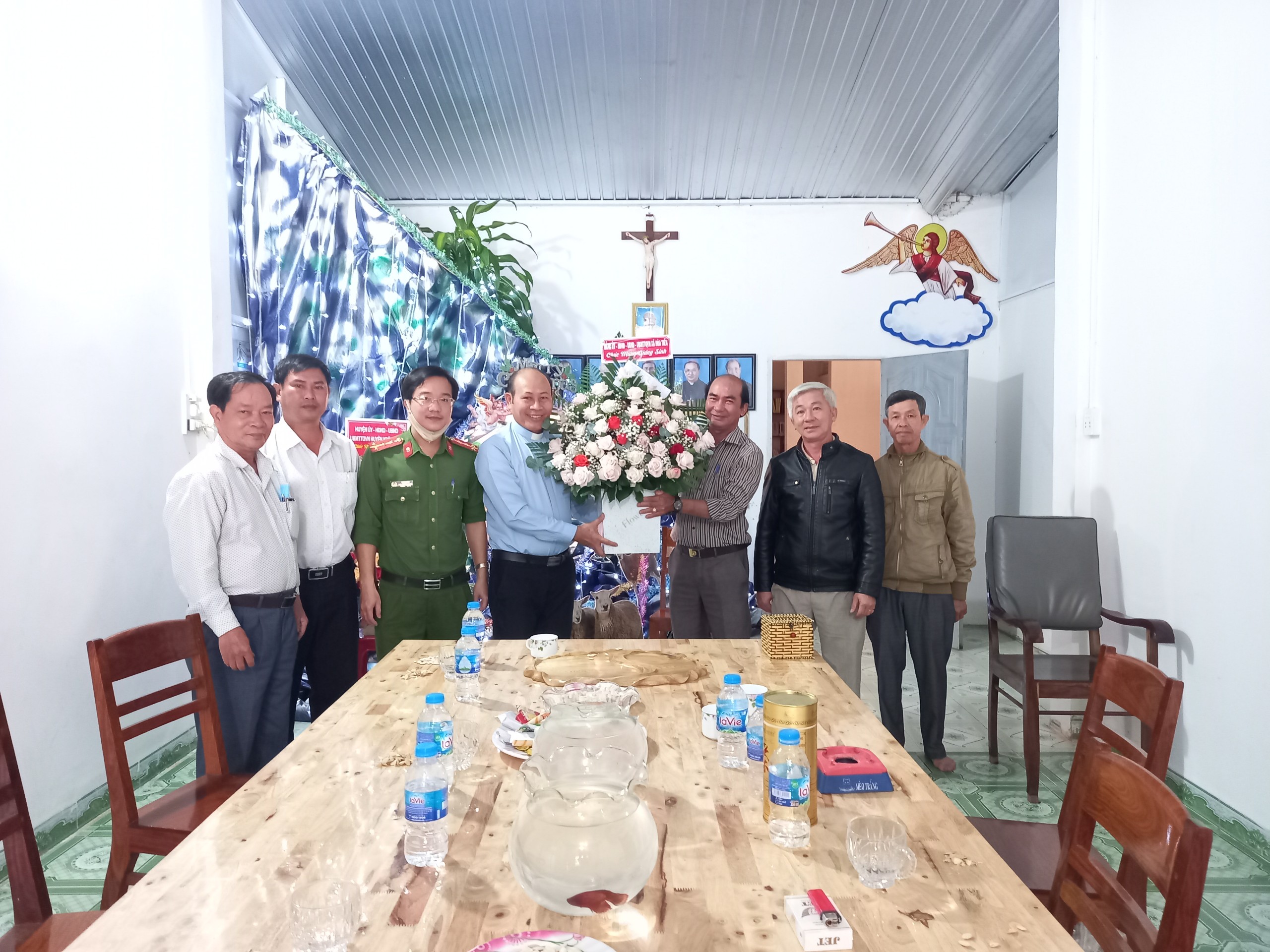 Lãnh đạo xã Hòa Tiến thăm hỏi, chúc mừng Giáo xứ Thuận Hòa nhân dịp lễ Giáng sinh 2021